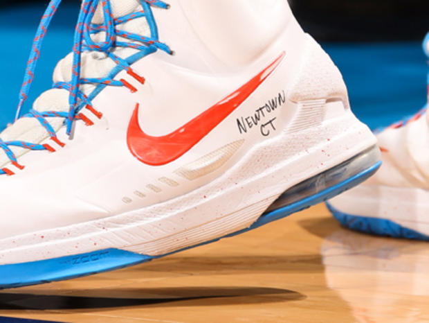 Kevin Durant honors Newton victims on shoe 