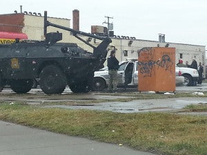 SWAT team with tank pursues Detroit gunman, said to be at a dialysis ...