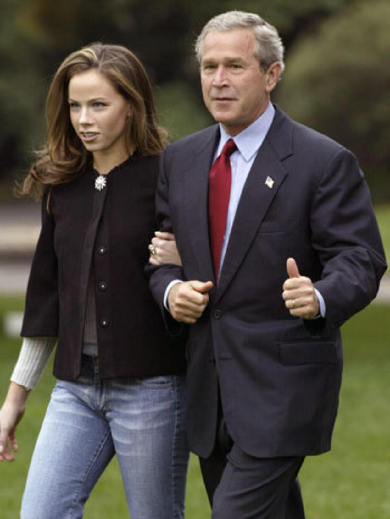 Жена джорджа буша старшего. Барбара Буш дочь Буша. Джордж Буш младший с дочерьми. Джордж Буш младший с женой. Джордж Уокер Буш с семьей.