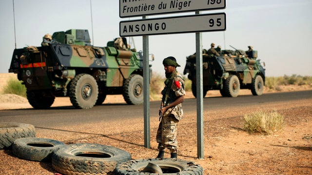 French armored vehicles head for Gao, northern Mali 