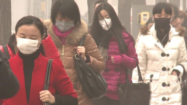 Beijing residents wearing masks seek toprotect themselves from heavy air pollution enveloping Chinese capital Feb. 28, 2013 