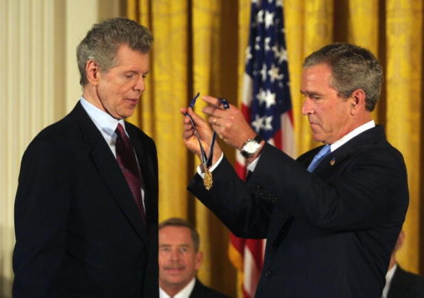 US President George W. Bush (R) awards U 