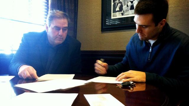 flacco-signs-contract.jpg 
