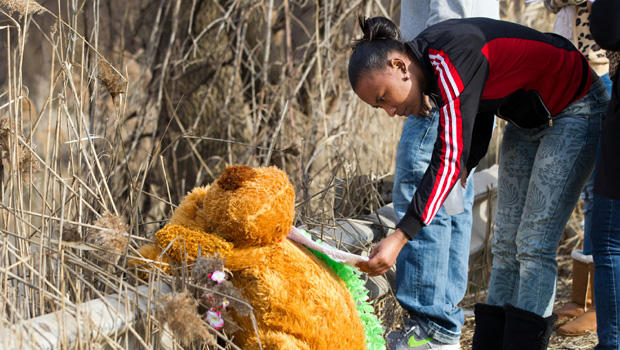 Mindy Morgan reads a note at the memorial where six teens were killed in a car crash on Park Ave. in Warren, Ohio on Sunday, March 10, 2013. 