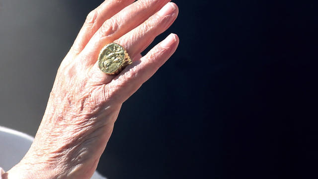 Begin Aanzienlijk acuut Secrets of the papal ring: Goldsmith details how one-of-a-kind adornment is  crafted - CBS News