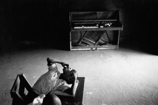 Untitled,_1999-2003_(young_boy_with_Piano).jpg 