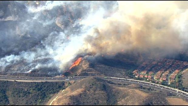 camarillo-fire-flames-near-homes.jpg 