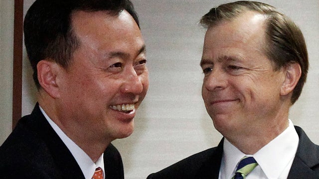 U.S. special envoy to North Korea Glyn Davies, right, and South Korean Vice Unification Minister Kim Nam-sik 