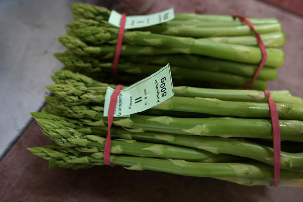 asparagus-85972783-ralph-orlowski.jpg 