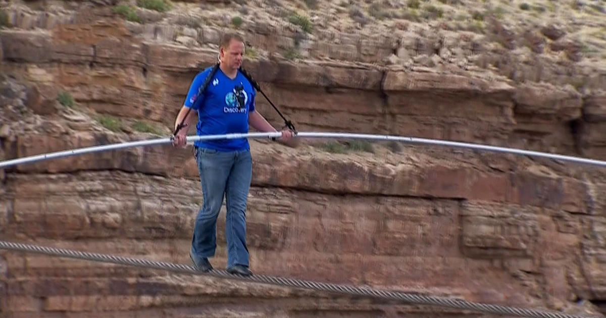 Nik Wallenda completes tightrope walk across gorge near Grand Canyon - CBS  News