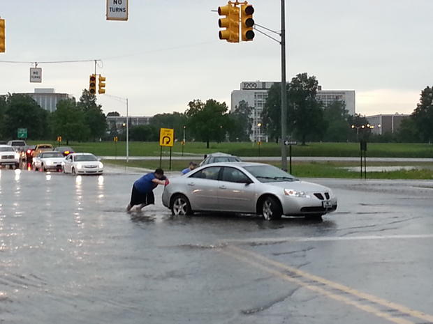 Flood pushing car 