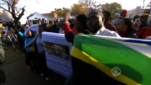 Family infighting as Mandela remains hospitalized 