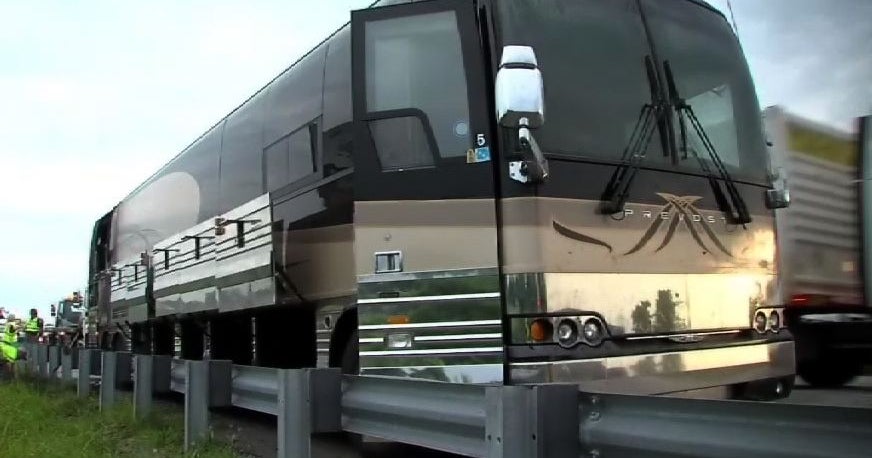 Toby Keith's tour bus crashes in Ind. CBS News