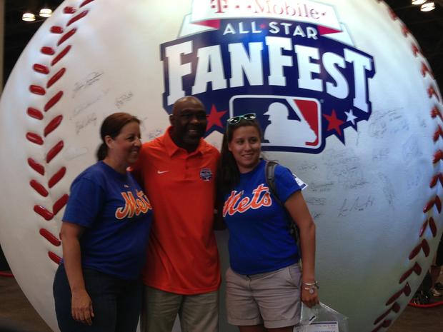 Mookie Wilson with fans 