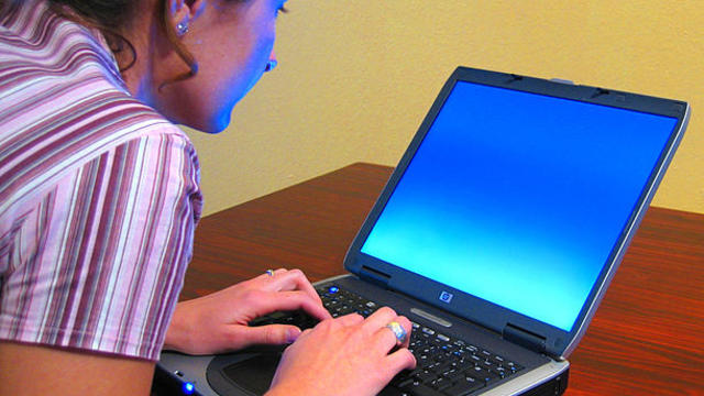 611px-Woman-typing-on-laptop2.jpg 