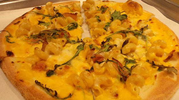 Mac &amp; Cheese Pizza - Foodies On Foot 