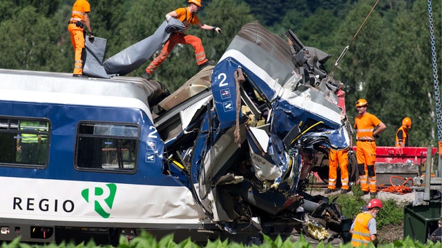 swiss_train_crash_AP207923765636.jpg 