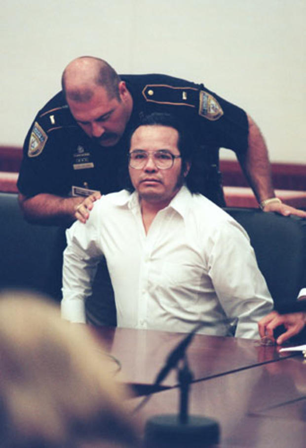 A Harris County deputy with Angel Maturino Resendiz at his trial in Houston, May 8, 2000, where he was convicted and sentenced to death / CBS News / Public domain 