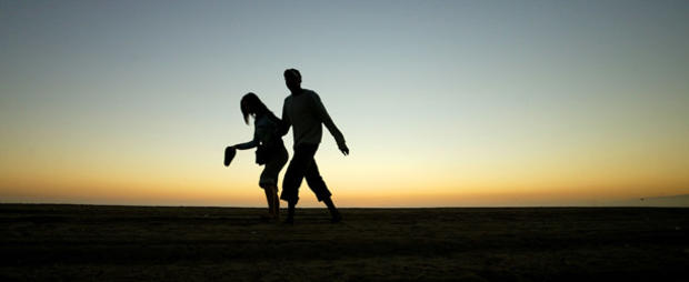 Californians Enjoy Warm Weather In December 610 header beach sunset couple 610 header 
