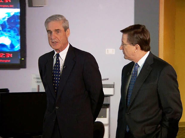 Robert Mueller and Bob Orr inside SIOC, the FBI's secure command center. 