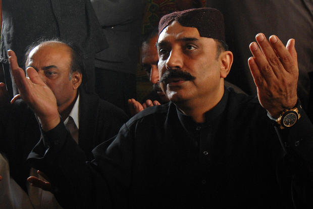 Asif Ali Zardari, the husband of slain Pakistani Prime minister Benazir Bhutto, offers mourning prayers at the Bhutto residence 