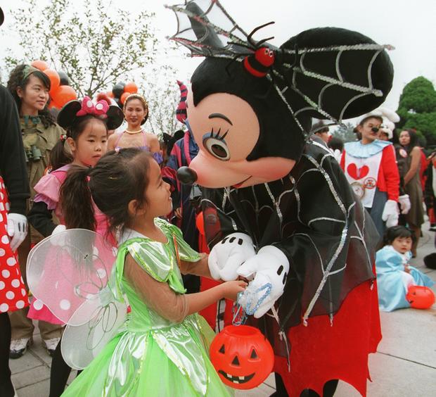 Spiderwoman-costumed Minnie Mouse welcomes a Japan 