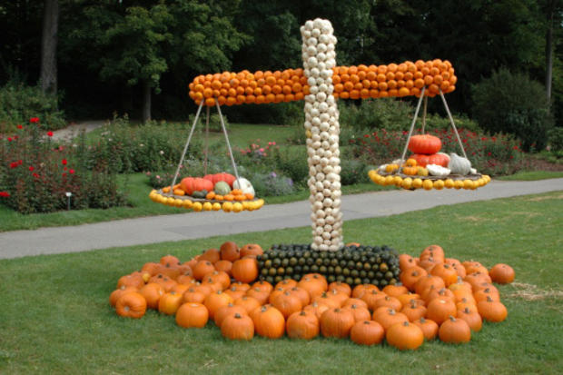 Pumpkin Sculpture - Balance 