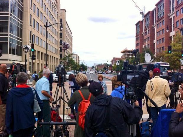 media-gets-as-close-as-possible-to-cover-navy-yard-shooting.jpg 