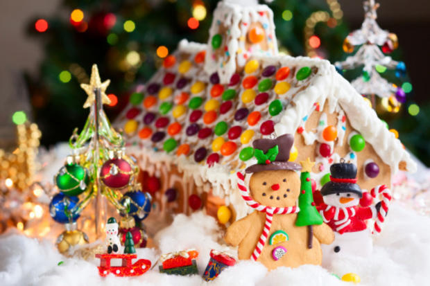 Gingerbread House With Snowmen 