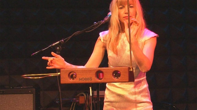 Theremin_performance_t.jpg 