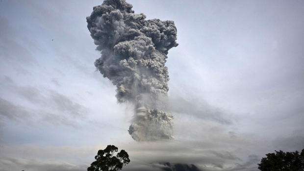 Volcano spews ash in Sumatra 
