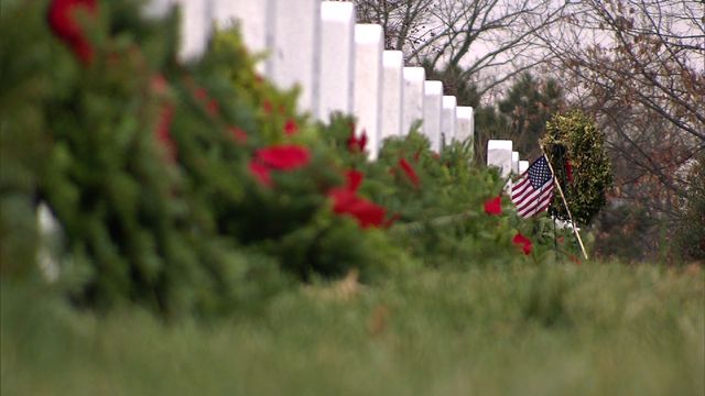 US_Wreaths2_1214_640x360.jpg 