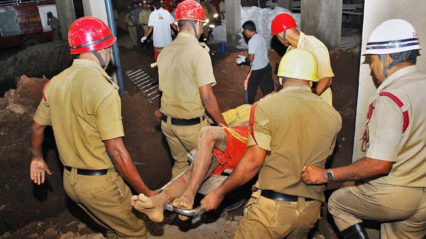 india_building_collapse.jpg 