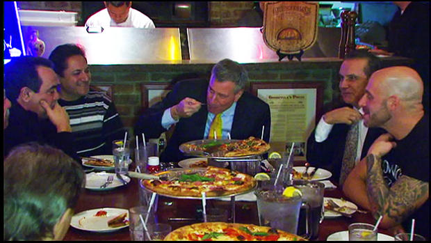Bill de Blasio eats pizza with fork 