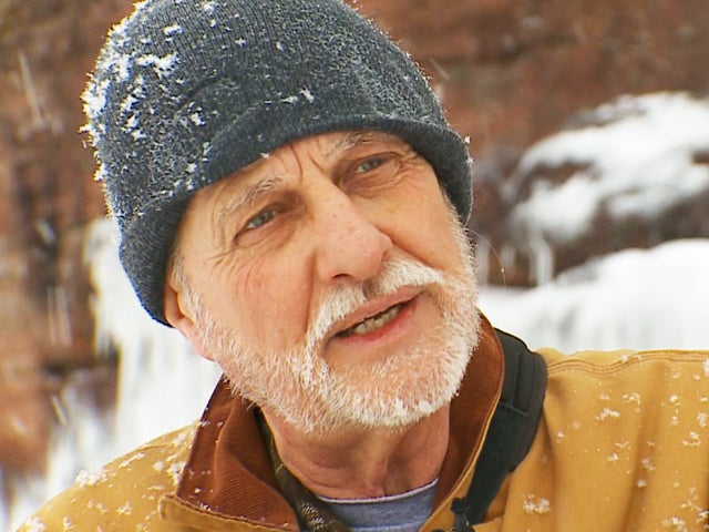 Hikers make rare visit to ice caves of Lake Superior - CBS News