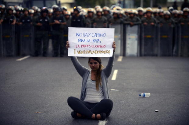 riots-in-ukraine-and-venezuela.jpg 