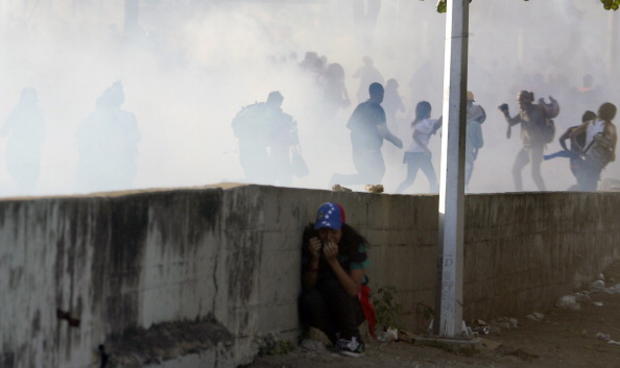 riots-in-ukraine-and-venezuela16.jpg 