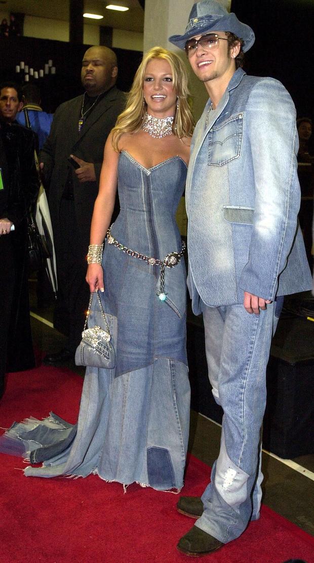 Pop star Britney Spears (l) and her boyfriend, sin 