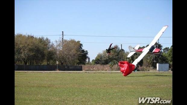 plane-skydiver-crash-5.jpg 
