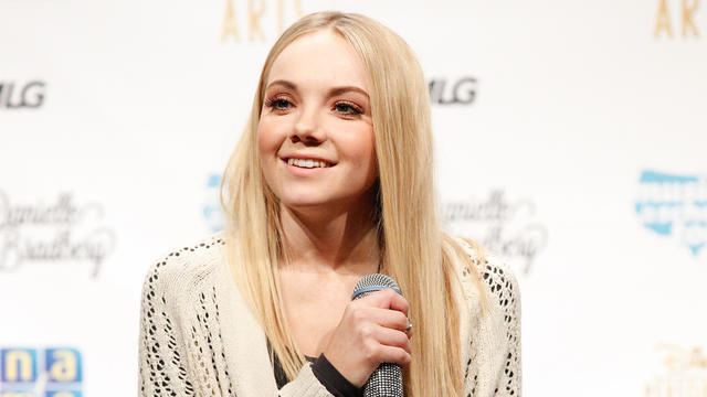 danielle-bradbery-dl.jpg 