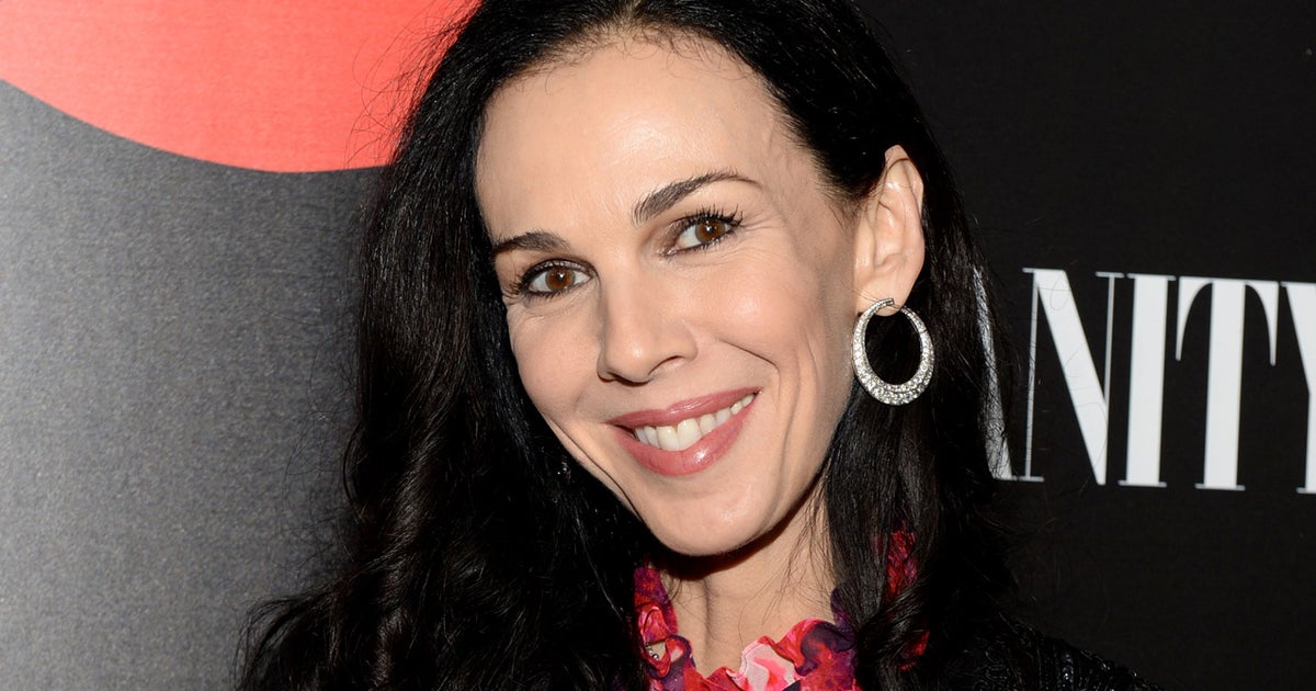 Fashion designer L'Wren Scott found dead CBS News(02)