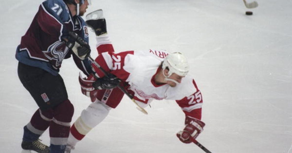 Claude Lemieux, Darren McCarty watch Red Wings-Avalanche fight together