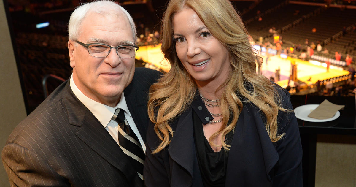 Phil Jackson finally gave a ring to Jeanie Buss — they're engaged