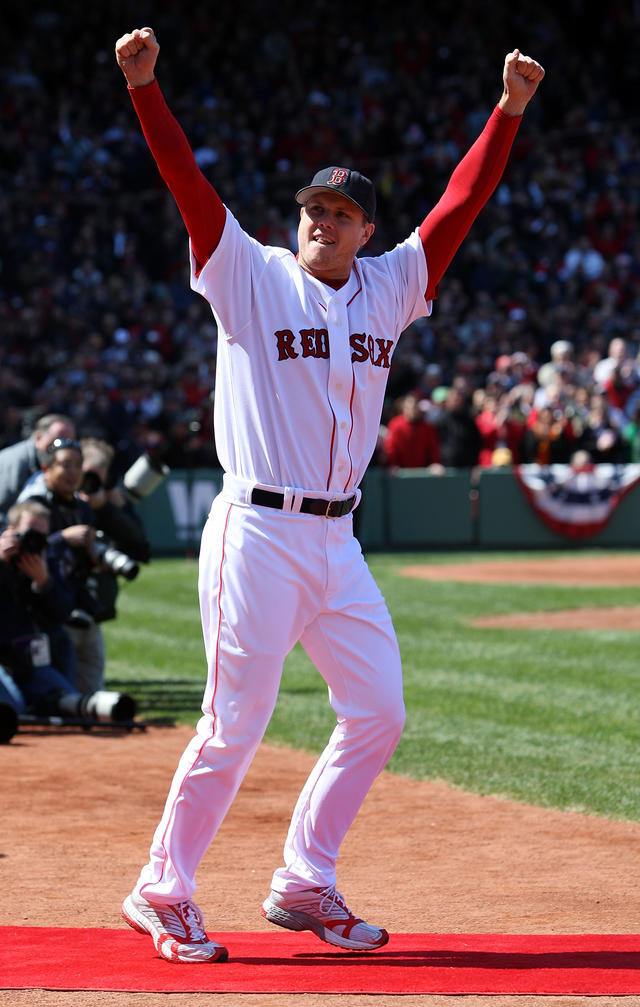 Jonathan Papelbon pitches in kilt alongside World Series trophy