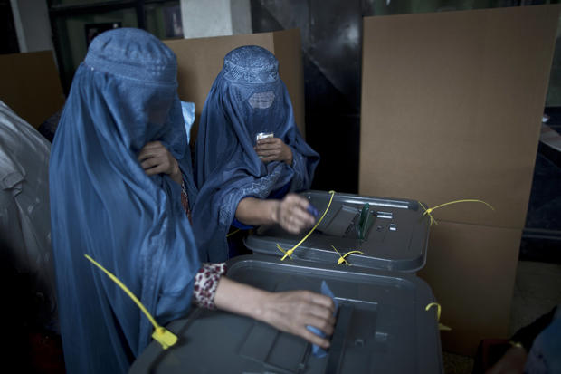Afghanistan votes despite threats 