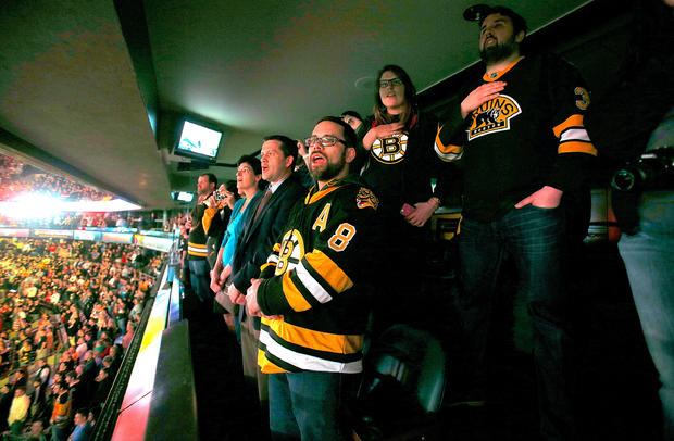 Bruins Fans Sing National Anthem 