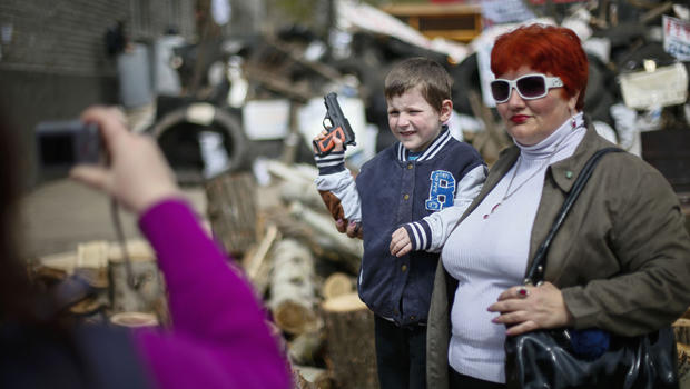 ukraine-boy-toy-gun.jpg 