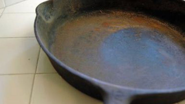 rustycastironfryingpan.jpg 