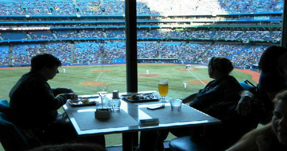 Toronto Blue Jays baseball game at the Rogers Center in Toronto - Travelers  - recommendations tips where to fly, where to travel and what to do!
