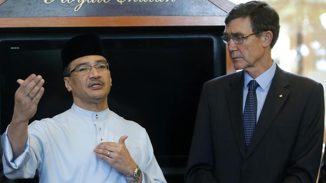 Malaysia's Acting Transport Minister Hishammuddin Hussein (L) and Chief Coordinator of the Joint Agency Coordination Centre Air Chief Marshal Angus Houston 